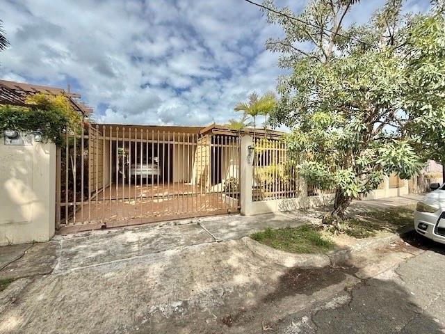 Beautiful house with 4 bedrooms , 3 bathrooms, living room, family room, dining room, kitchen, big terrace, laundry, guest room, and carport. Located in the best area of Isla Verde close to the airport, hotels , supermarkets, pharmacies , schools, restaurants, hospitals, malls and walking distance to Isla Verde Beach.