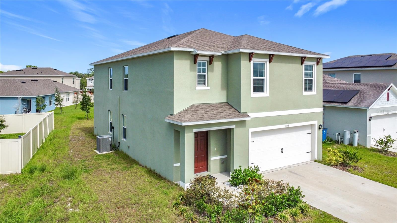 Step into this spacious 5-bedroom, 3-bathroom home in beautiful Davenport, Florida! Thoughtfully designed for comfort and flexibility, this layout offers room for everyone — each person can enjoy their own private bedroom, and a convenient first-floor room is perfect for guests, multigenerational living, or anyone who prefers to avoid stairs. The open-concept living spaces make it easy to entertain, unwind, or work from home. Located in a vibrant community with a resort-style pool, playground, and more, this home combines comfort with convenience. You'll love the easy access to US-27, local shopping, dining, and all that Central Florida has to offer. Whether you’re a growing household, remote professional, or someone who simply values space, this home checks all the boxes.
Bonus: For qualified applicants moving in by August, only first month’s rent and security deposit are required to move in!