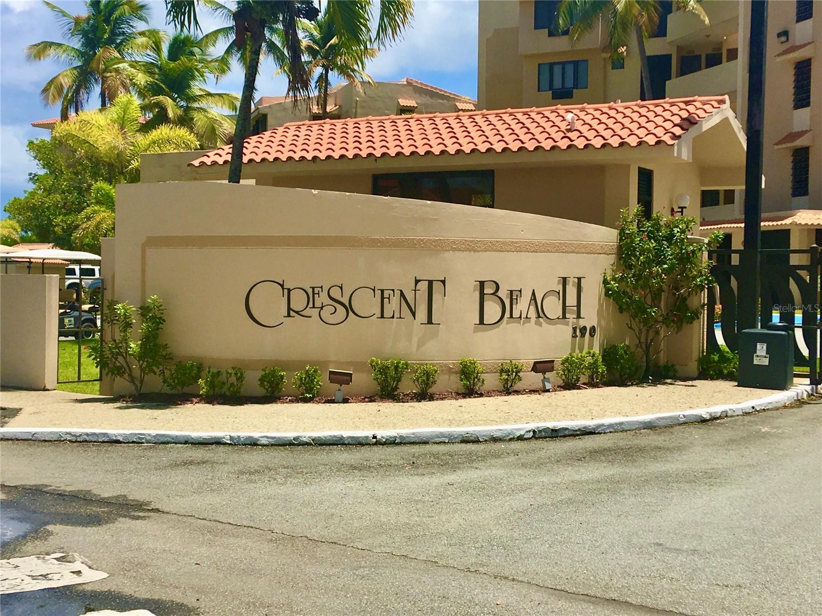 Oceanfront apartment at Crescent Beach! With 1,800 sq.ft., 2 bedrooms, 2 bathrooms,balcony with ocean view, remodeled kitchen and bathrooms. Furnished & Equipped. Amenities include pool, jacuzzi, beach tennis court, elevator, security, direct beach access, and generator for common areas.