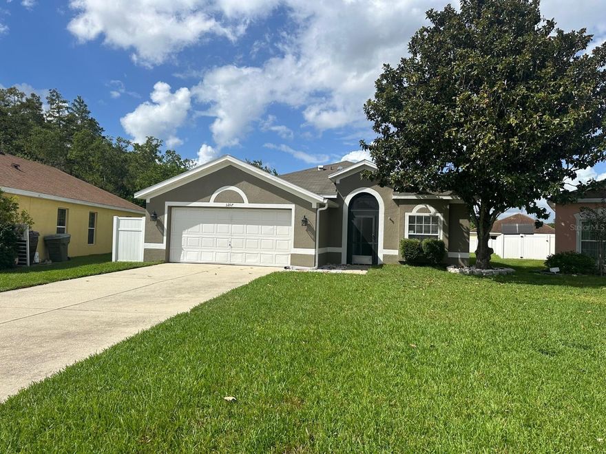 WELCOME FUTURO RESIDENT, TO THIS CHARMING, IMMACULATE AND WELL MAINTAINED HOME OF 3 BEDROOMS + 2 BATHS + 2 CAR GARAGE + AND AN OVERSIDE PARKING SPACE in the desirable, quiet and established neighborhood of Cranes Cove Community, ON THE EDGE OF THE LOOP SHOPPING CENTER, MINUTES FROM SOUTH OF ORLANDO, BORDERING KISSIMMEE AND HUNTERS CREEK, MINUTES FROM THE THEME PARKS, THE INTERNATIONAL AIRPORT, ACCESS TO THE MAIN ROADS TO EVERYWHERE. It's a super strategic place. IS A COMBINATION OF LOCATION, TIME SAVING, CONVENIENCE, RECENTLY RENOVATED KITCHEN, PORCELAIN FLOORS IN THE MASTER BEDROOM AND ALL SOCIAL AREAS, LOTS OF LIGHT, LARGE SCREENED BACK PORCH WITH NO NEIGHBORS, PERFECT FOR LOUNGING, AND THE REST IS UP TO YOUR IMAGINATION. THIS AREA HAS COUNTLESS PLACES LIKE RESTAURANTS, DOCTORS' OFFICES, SUPERMARKETS, SHOPPING CENTERS, PHARMACIES, AND MORE, THAT DON'T SEEM TO BE THERE BECAUSE OF THE QUIET IT BREATHES. APPLY SOON, THIS PROPERTY WILL NOT LAST LONG ON THE MARKET.