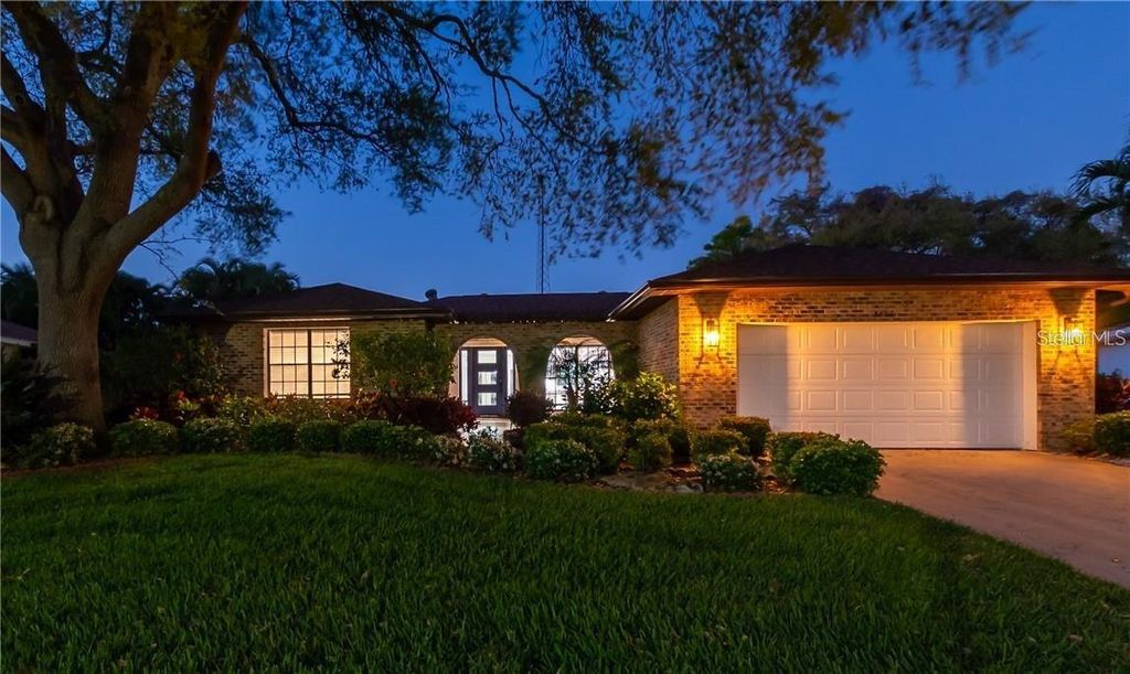 Photo of 8607 50th Avenue W, Bradenton, FL 34210 (MLS # A4670602)