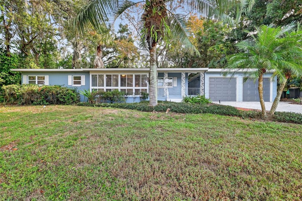 Photo of 1726 Overlook Dr, Mount Dora, FL 32757 (MLS # G5105823)