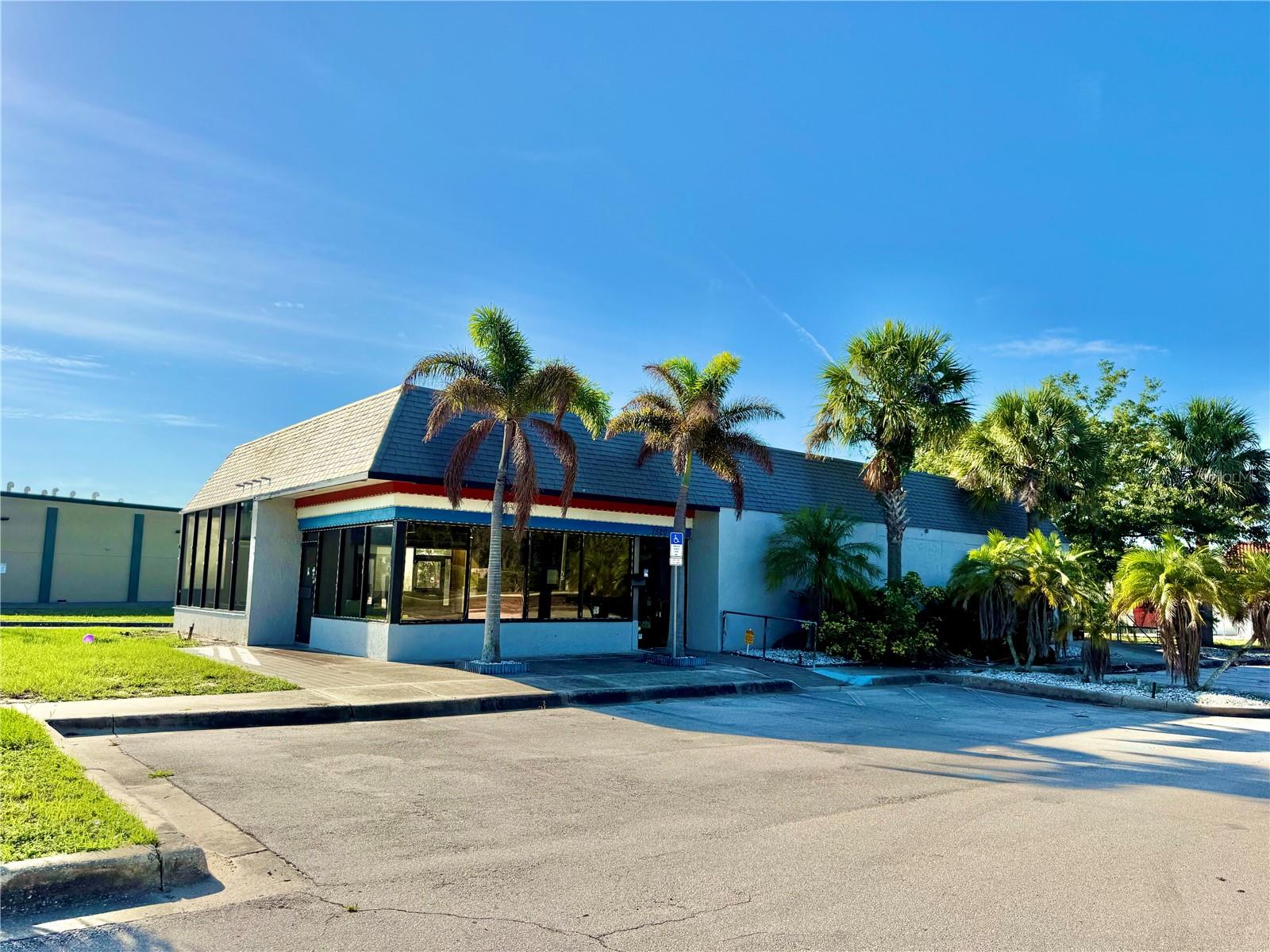 Photo 1 of 22 — 1520 LAKEVIEW DRIVE, SEBRING, FL 33870
