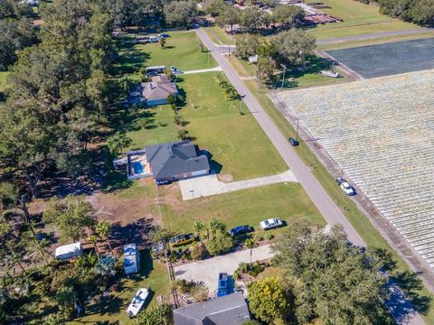 A home in PLANT CITY