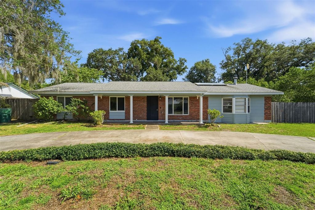 Photo of 915 E Michigan Avenue, Deland, FL 32724 (MLS # V4949382)