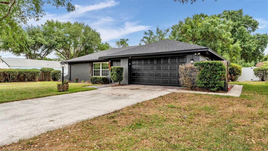 Photo of 4301 Orangewood Loop E, Lakeland, FL 33813 (MLS # P4938717)