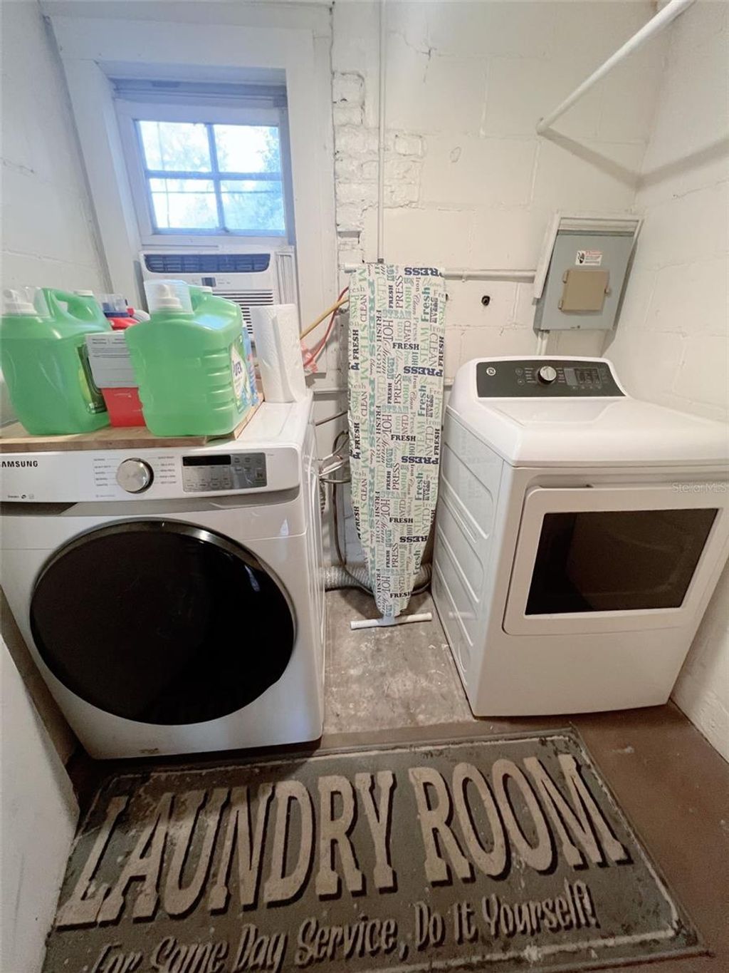 Photo of 18 N Brown Avenue, Orlando, FL 32801 (MLS # O6390819)