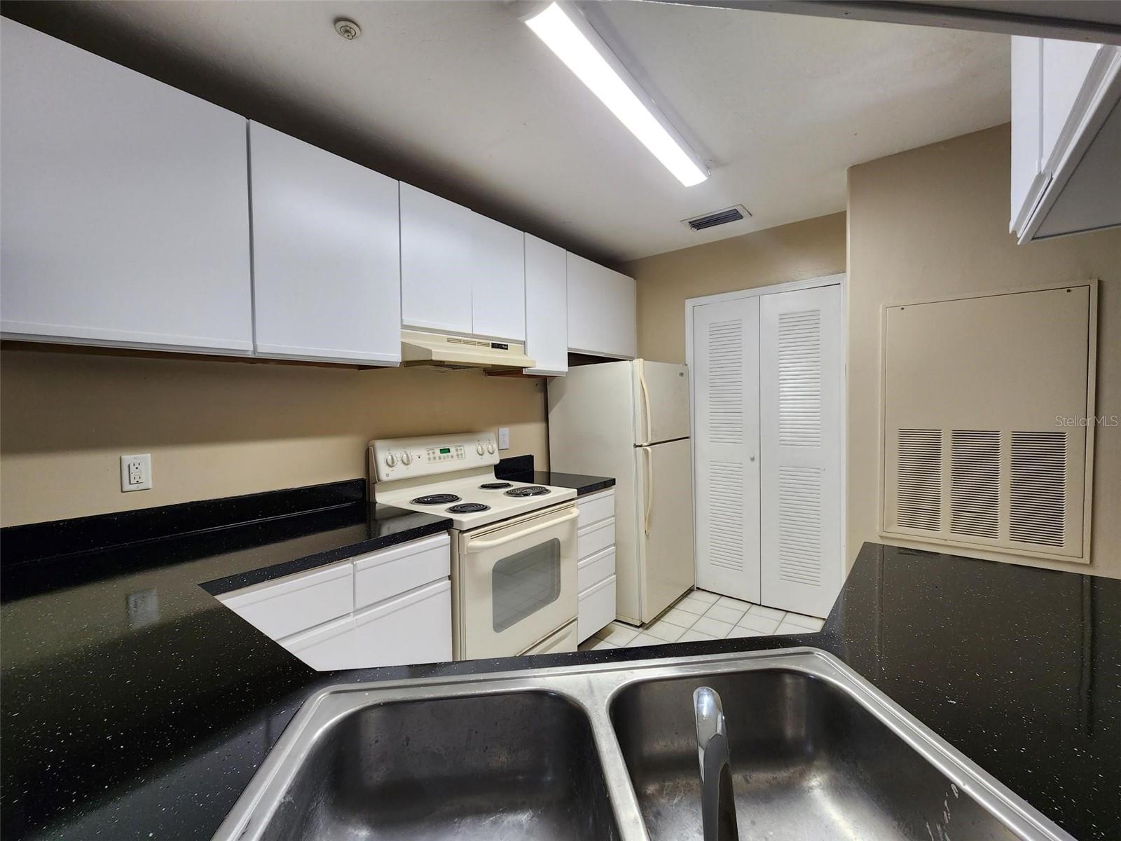 SUNTREE CENTER SUNTREE PUD STAGE 03 TR 25A - Residential Lease