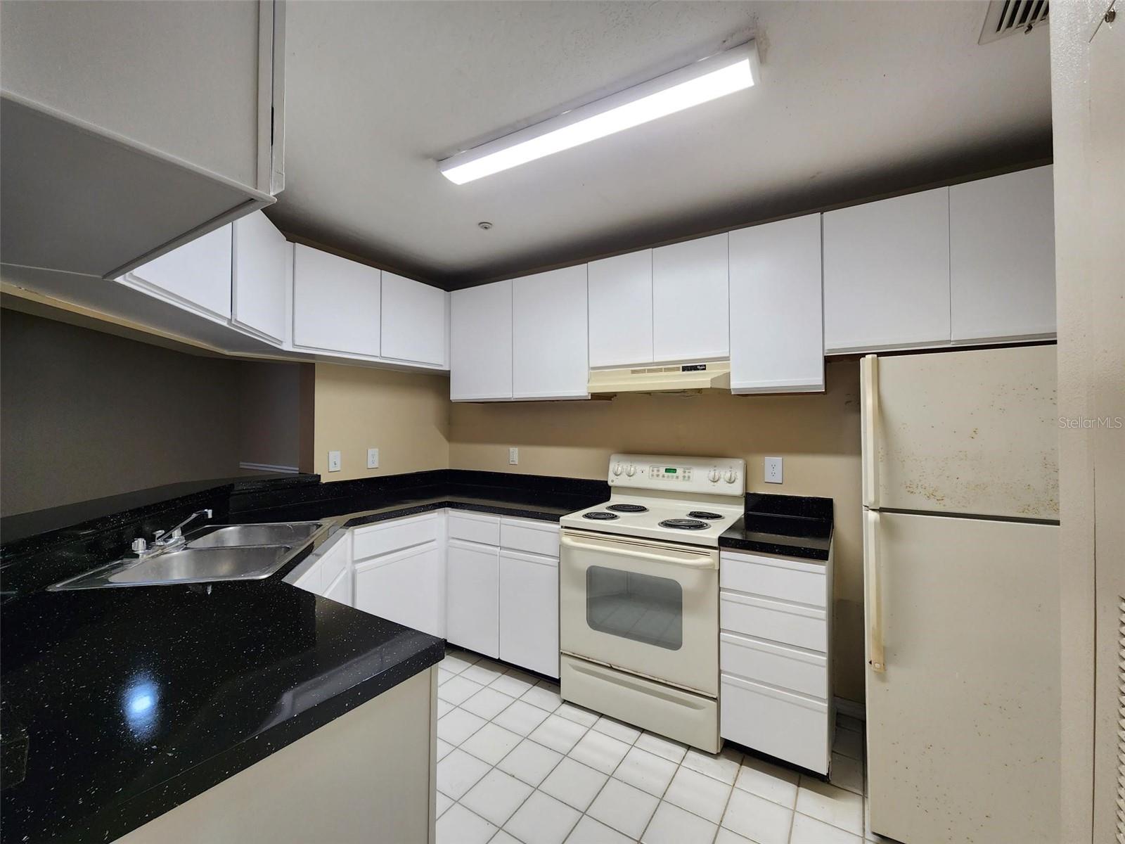 SUNTREE CENTER SUNTREE PUD STAGE 03 TR 25A - Residential Lease