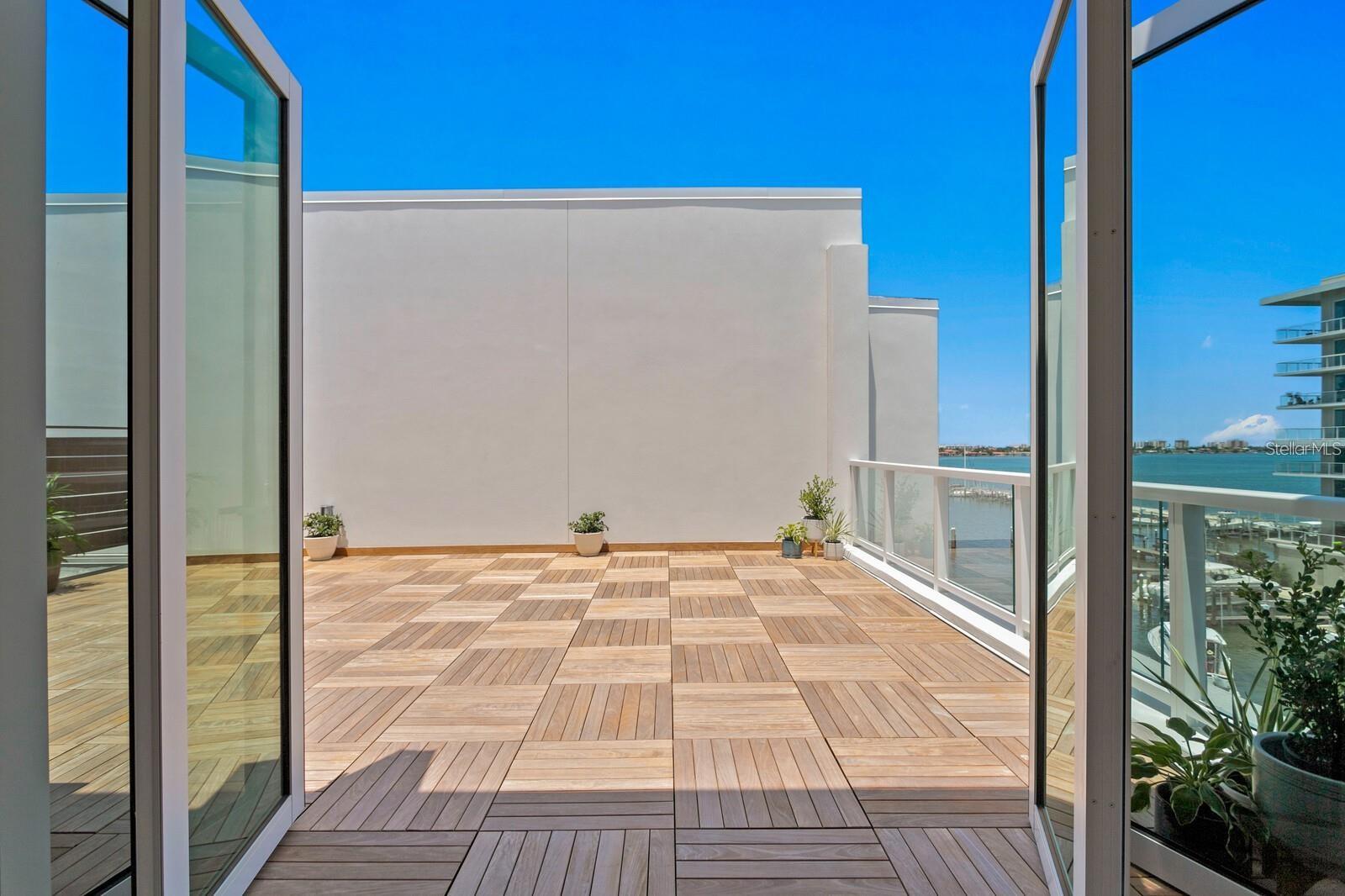 MARINA BAY MASTER CONDO - Residential