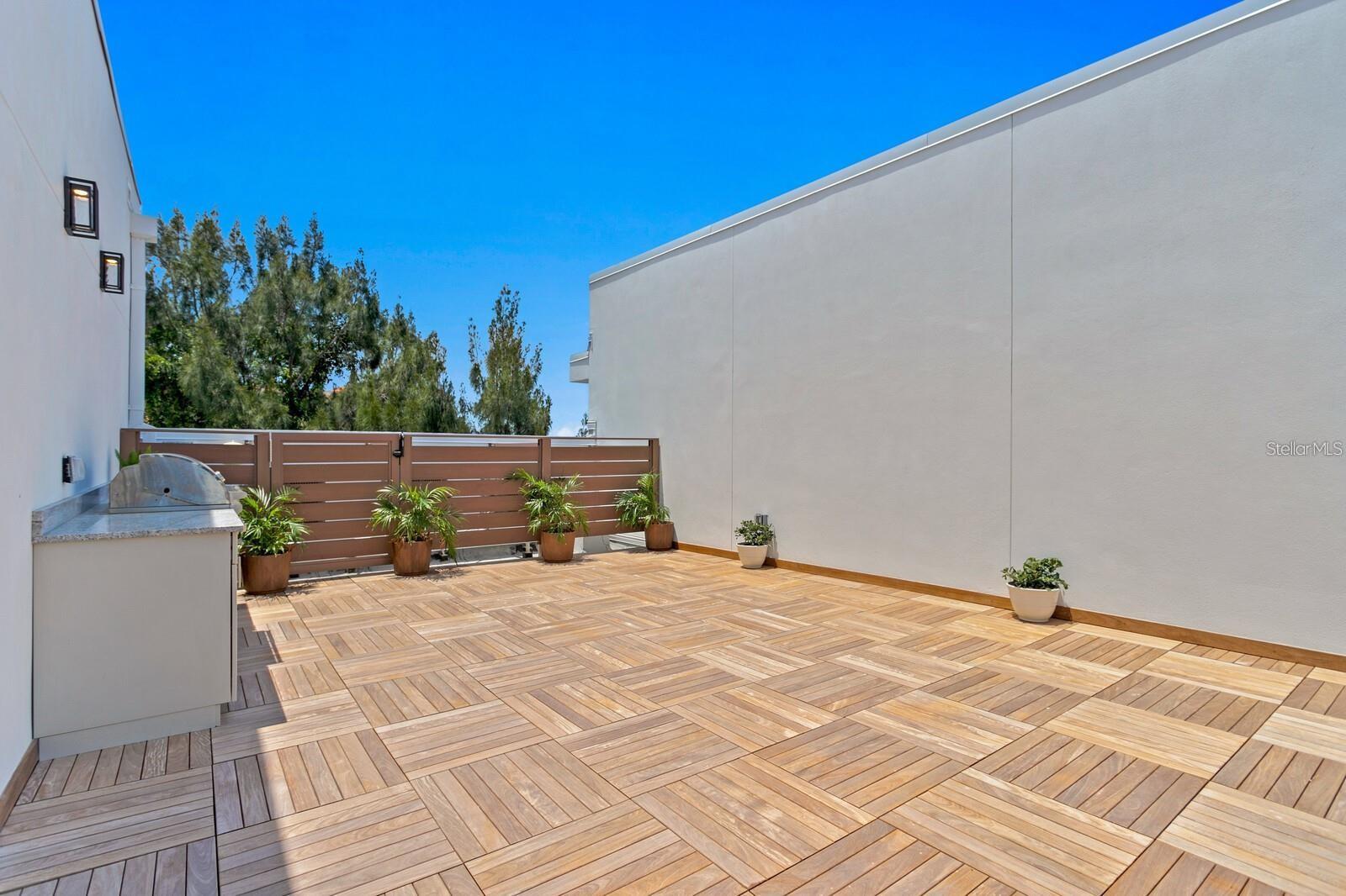 MARINA BAY MASTER CONDO - Residential