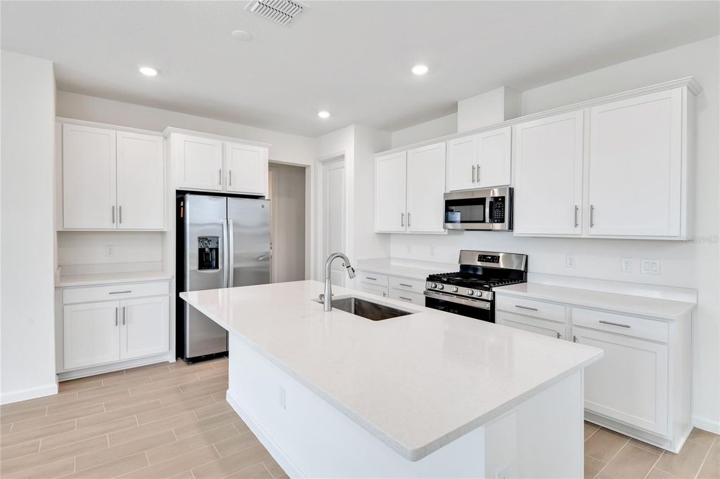 Photo of 5975 Jensen View Avenue, Apollo Beach, FL 33572 (MLS # S5111010)