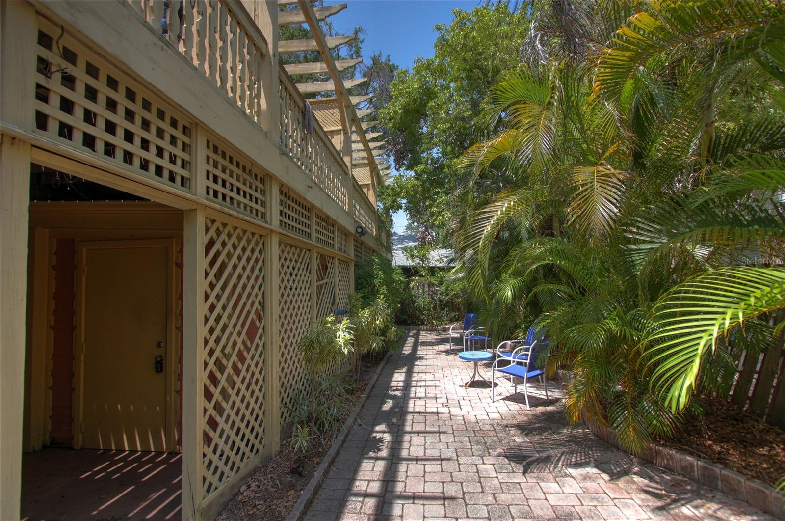 525 RAWLS AVENUE