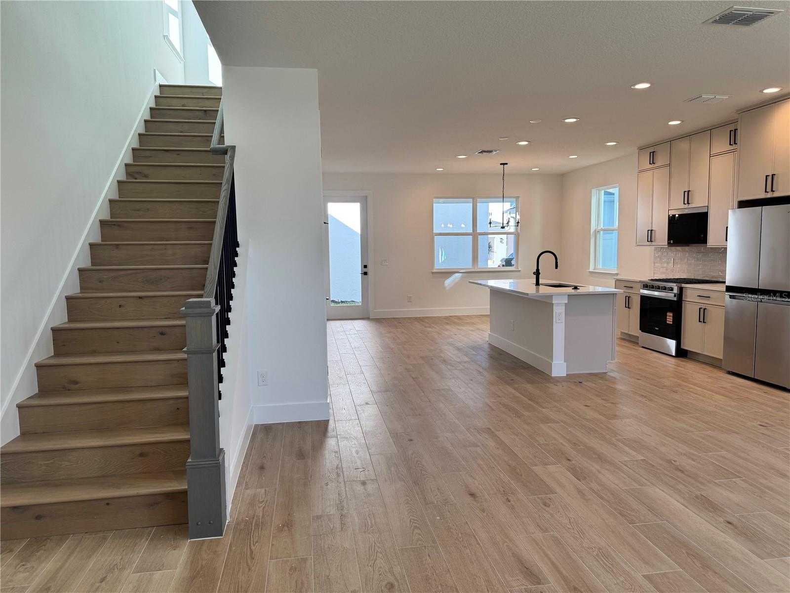 1833 CROWNCREST DRIVE