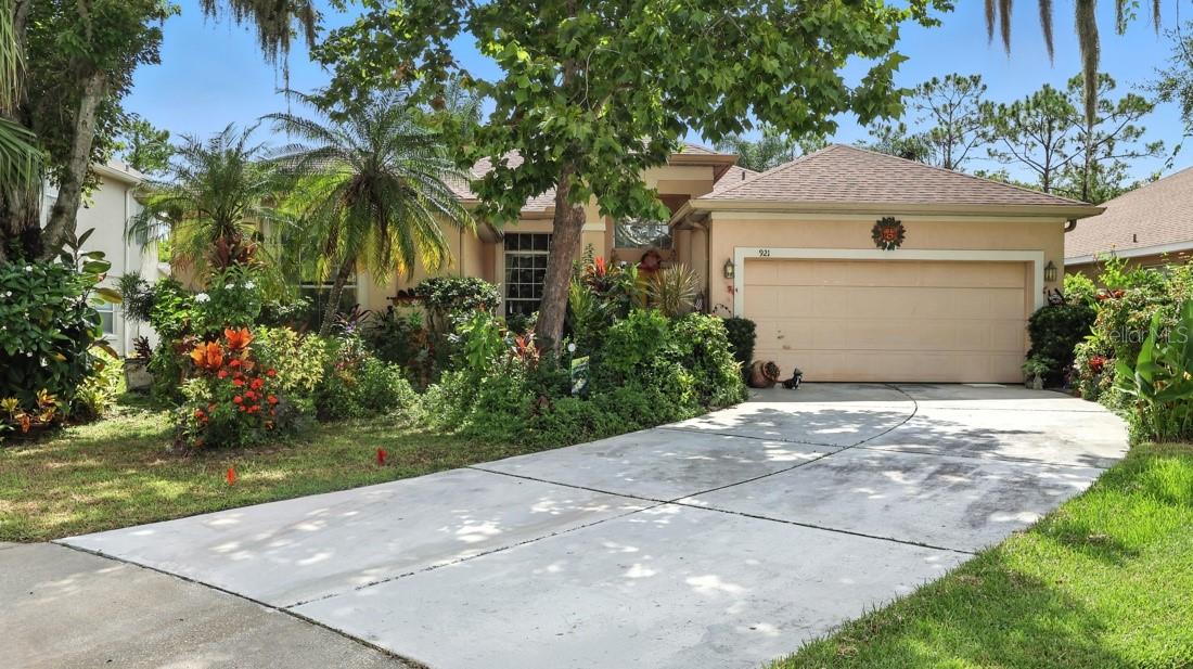 Investor Special! This spacious 4-bedroom, 2-bath pool home sits on a generous 0.20-acre lot in the heart of Waterford Lakes, one of East Orlando’s most sought-after communities. Whether you're looking to renovate and rent or flip for a profit, this property offers strong potential in a high-demand location.
The home features a desirable split floor plan with ample living space and a screened-in pool—perfect for Florida living. With a little vision, you can unlock major value in both the layout and outdoor area.
Located just minutes from top-rated schools, Waterford Lakes Town Center, and a wide variety of dining, shopping, and entertainment options. Plus, enjoy easy access to the 408, UCF, and Downtown Orlando, making it a prime location for long-term appreciation and rental income.
Don’t miss this opportunity to transform a property with great bones in a thriving area—schedule your showing today!