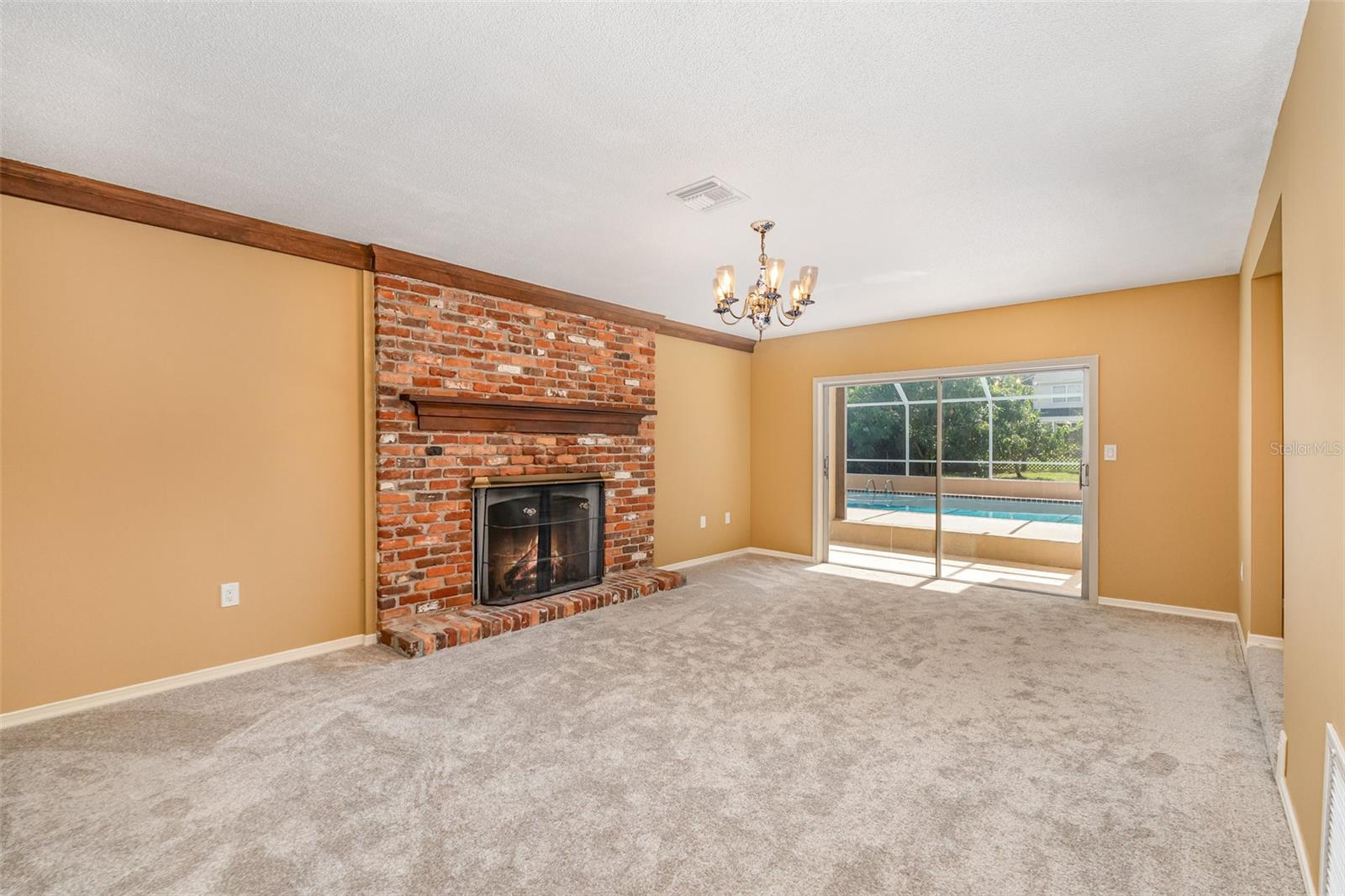 4245 HILLVIEW CIRCLE