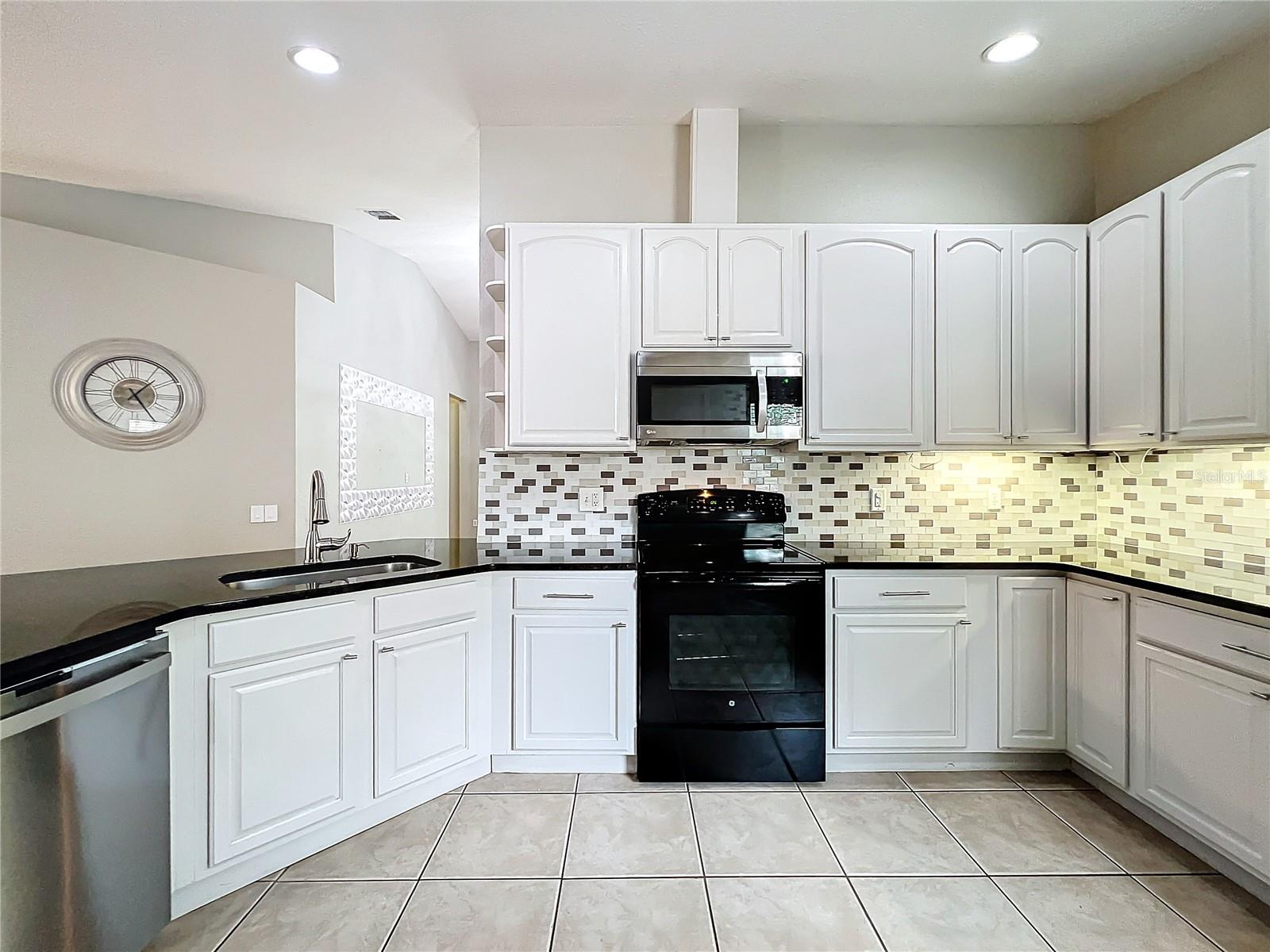 CARRIAGE HOMES/STONEBRIDGE COM - Residential Lease