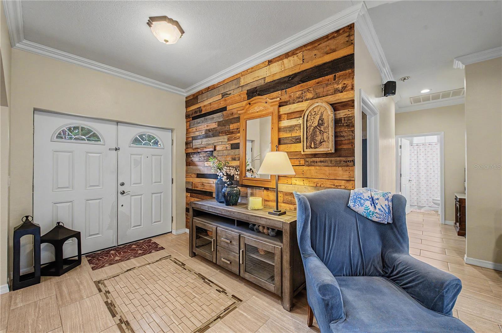 2216 PINECREST DRIVE