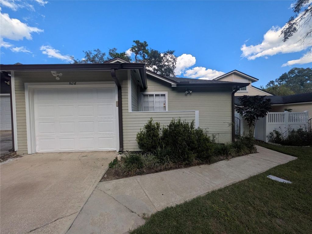 Photo of 506 Harvard Place, Apopka, FL 32703 (MLS # O6371842)