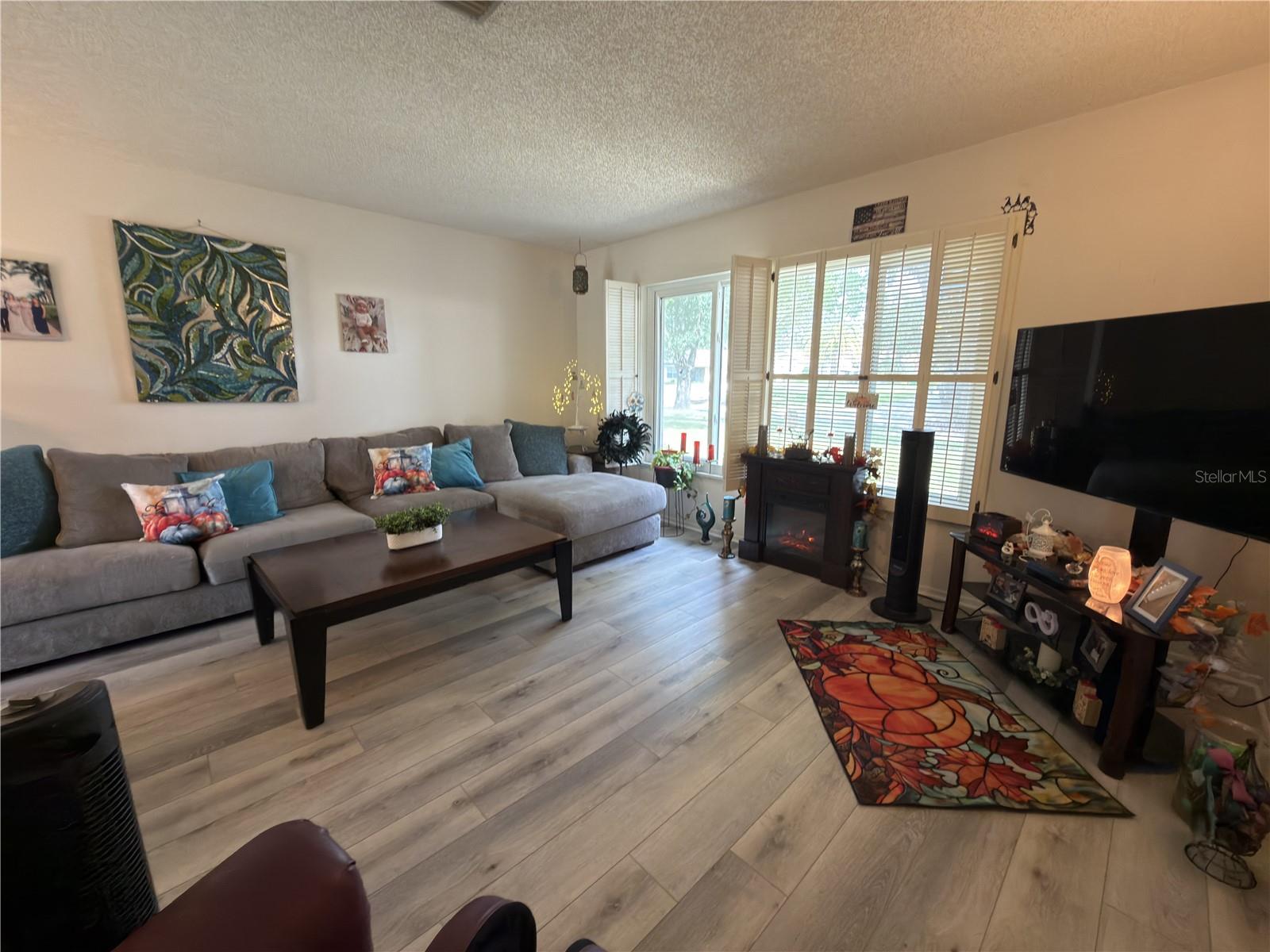 1382 GLENGARRY DRIVE