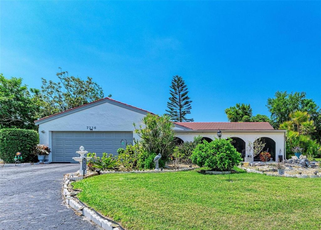 Photo of 7236 Las Casas Dr, Sarasota, FL 34243 (MLS # A4687900)