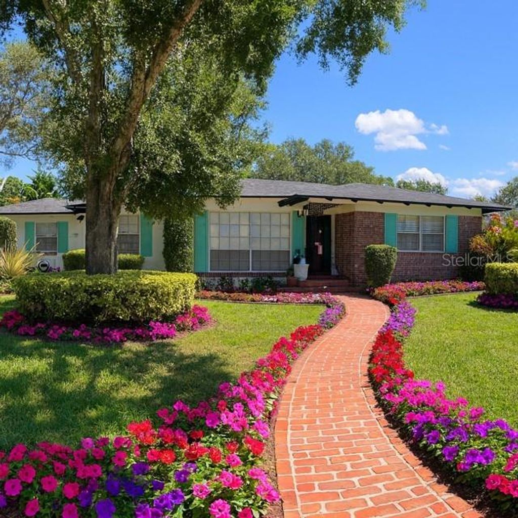 Photo of 451 W Davis Boulevard, Tampa, FL 33606 (MLS # TB8427569)