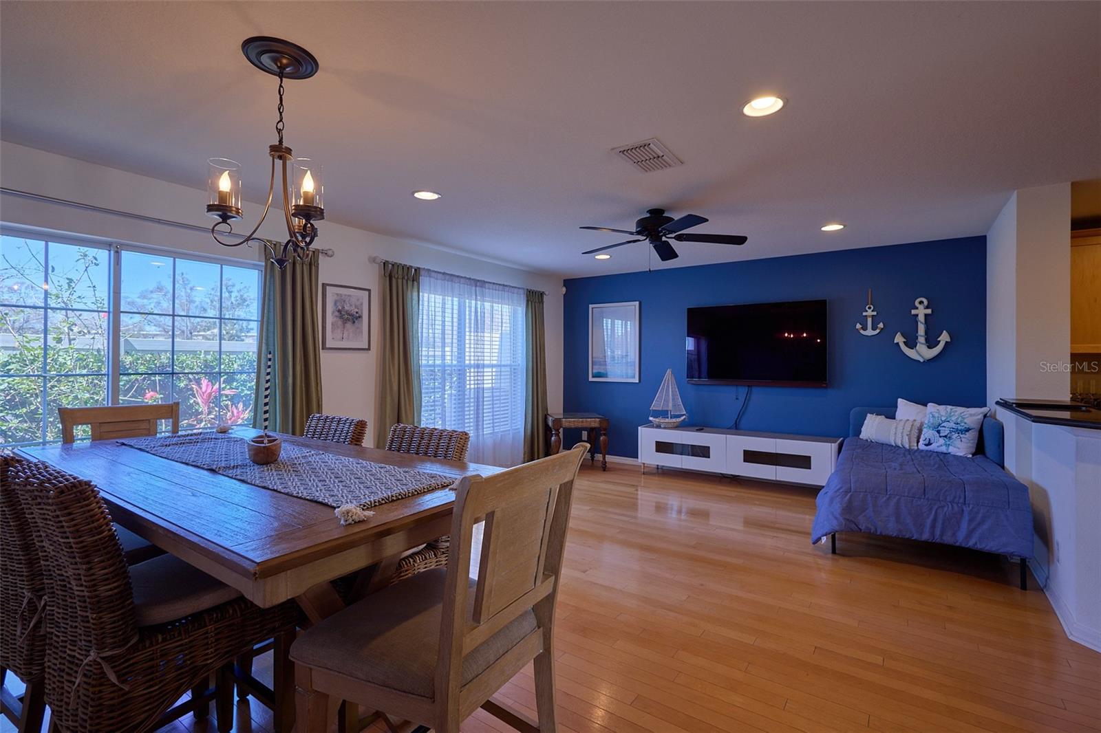 SUNSET POINTE TWNHMS - Residential