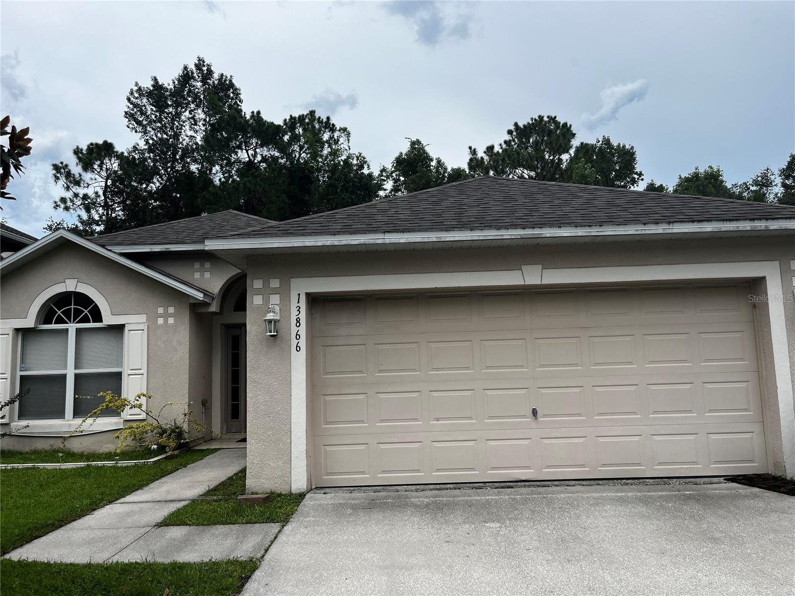 Just 7 minutes from UCF, 10 min from Waterford Lakes shopping, 5 minutes to Hi-way 408, dining, and major expressways, and 20 min to downtown, this beautiful 3-bedroom, 2-bathroom home perfectly nestled against a peaceful conservation area. Its open floor plan interior features ceramic tile floors, fresh paint, and washer/dryer hook-up, this home is ready for you to move in ASAP! The spacious kitchen offers plenty of storage, while the open floor plan effortlessly blends the living and dining areas. The master suite is a true retreat, complete with a walk-in closet and a luxurious separate tub for ultimate relaxation. Two cozy guest bedrooms come equipped with ceiling fans for added comfort. Step outside to your own private oasis on a large deck overlooking the serene conservation area. Peace and tranquility meet you.
Rent it soon. (Landlord requirements: Tenant must has income 2x-2.5x the rent, good or healthy credit, no evictions/bankruptcies/bank judgements.)
