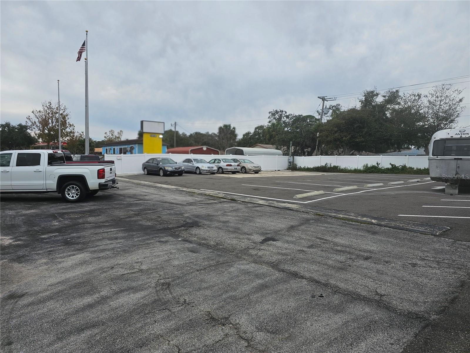 BAYWOOD - Commercial Sale
