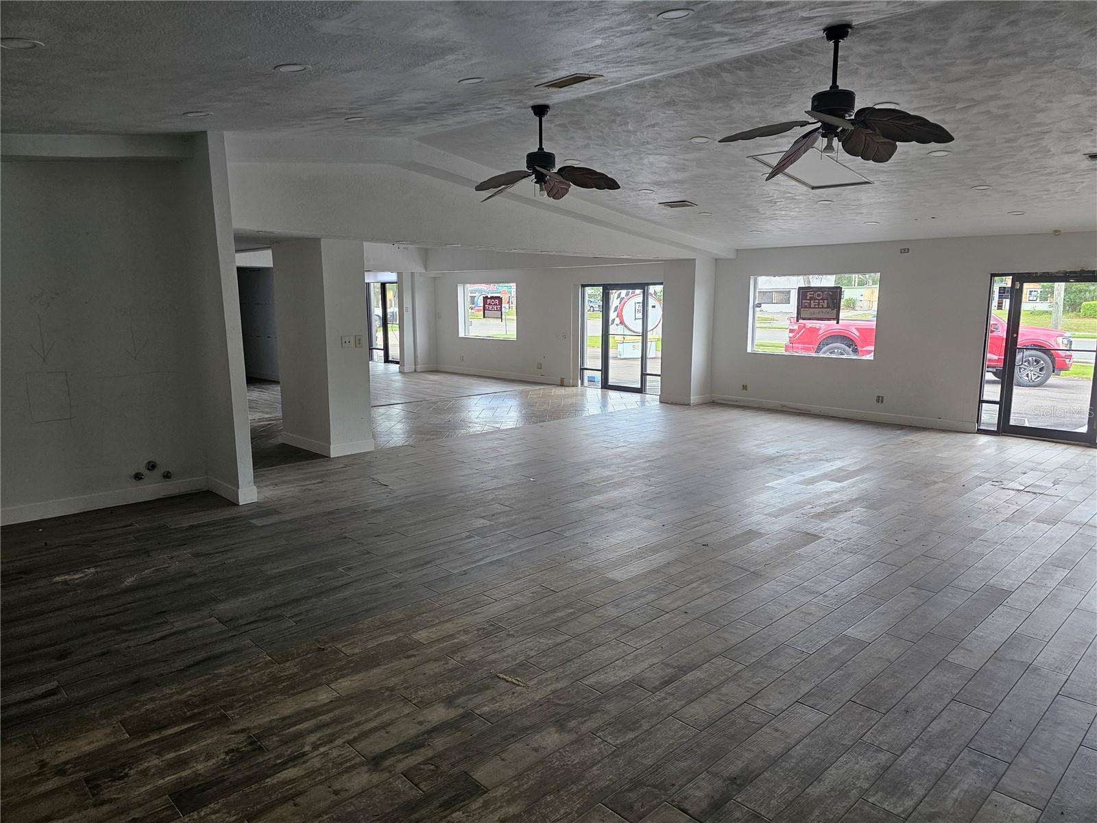 BAYWOOD - Commercial Sale
