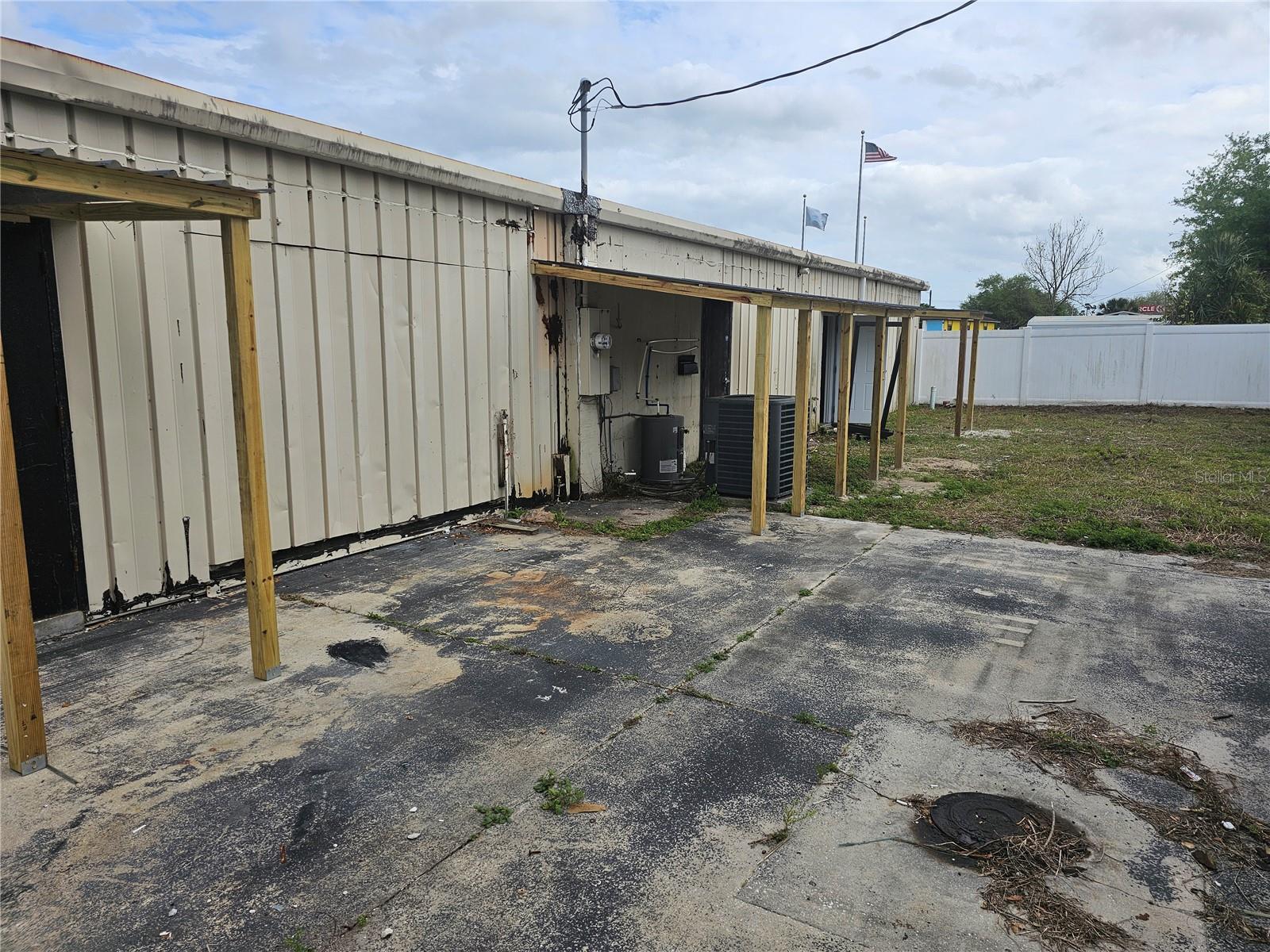 BAYWOOD - Commercial Sale