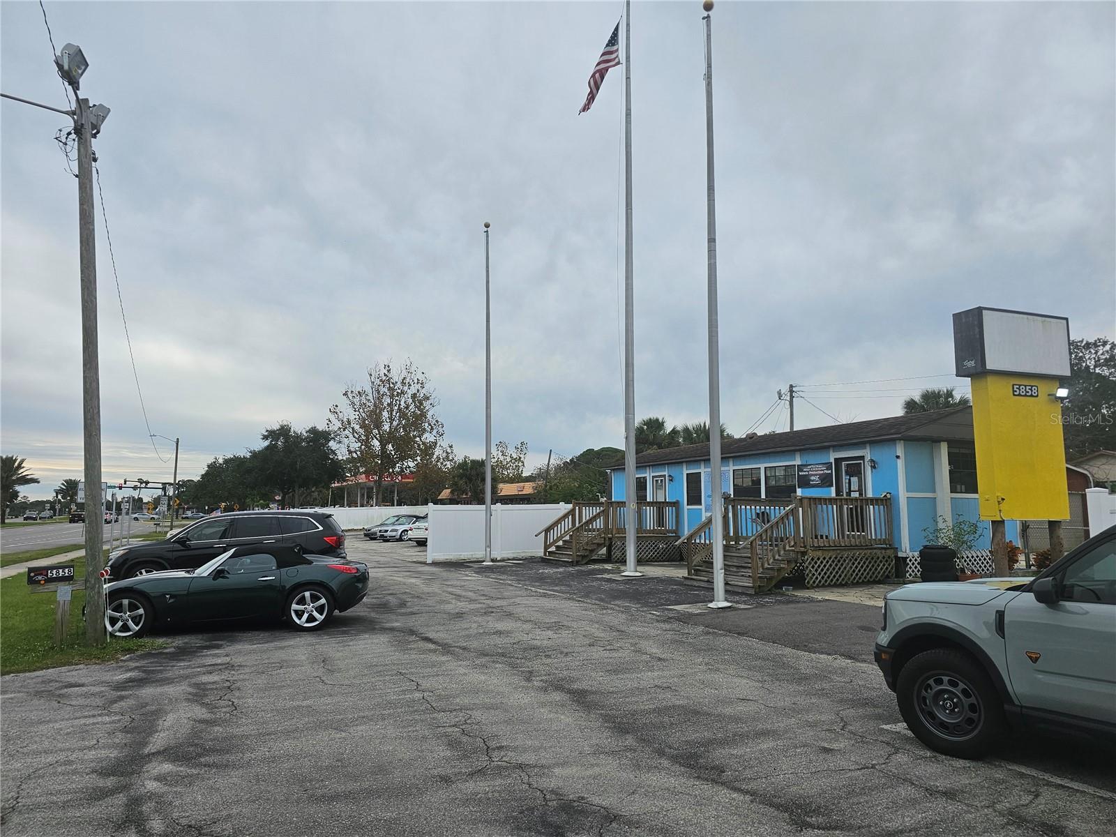 BAYWOOD - Commercial Sale