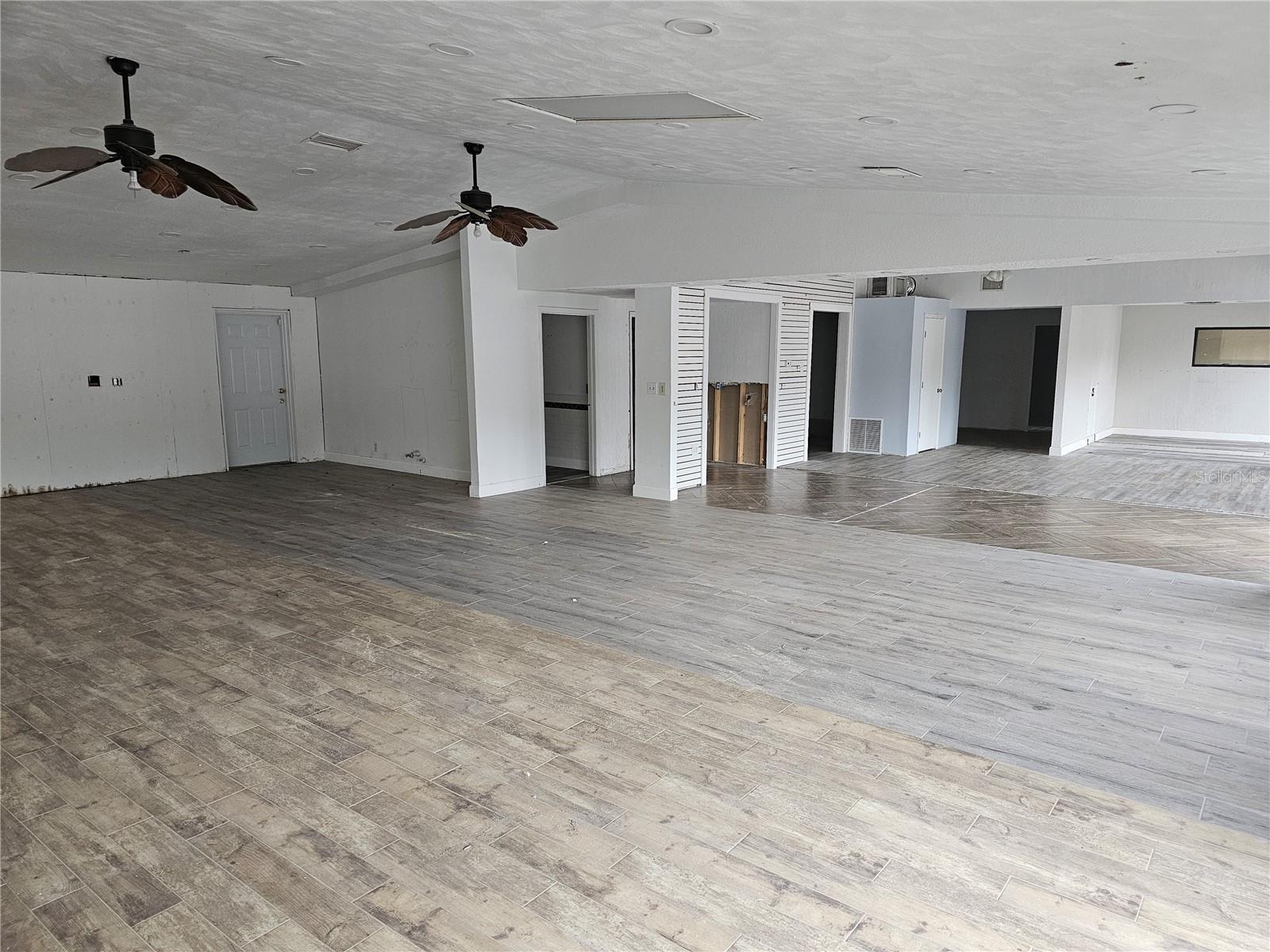 BAYWOOD - Commercial Sale