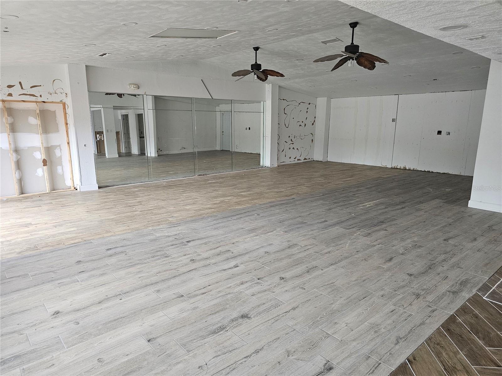 BAYWOOD - Commercial Sale