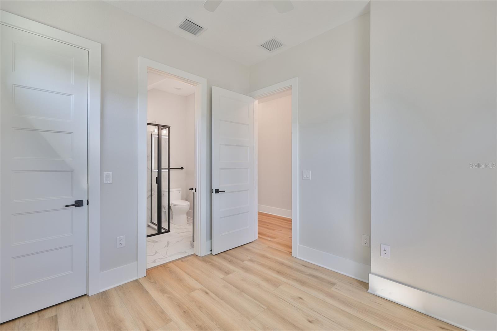 3223 W PAXTON AVENUE