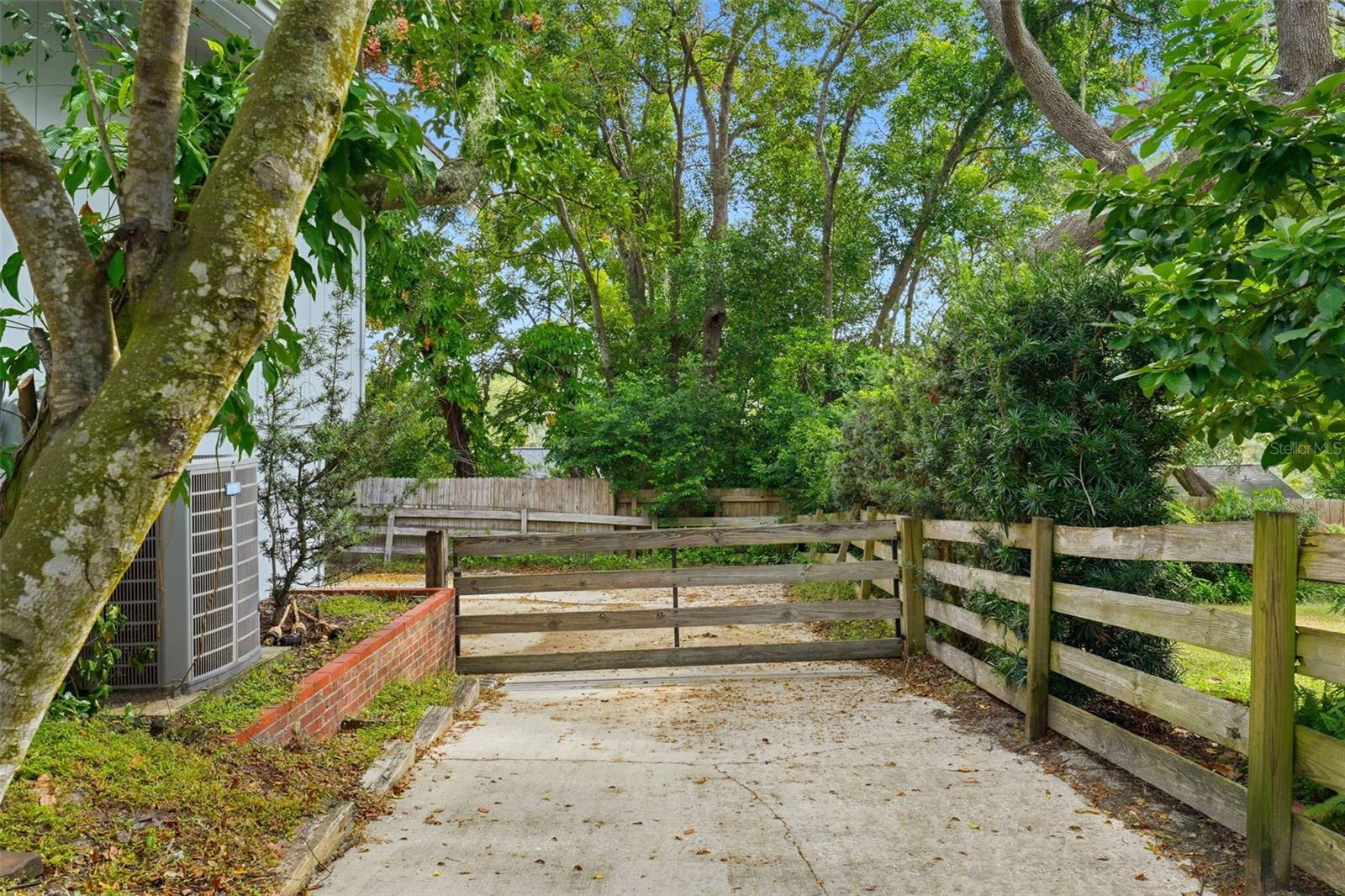 MOUNT DORA PINECREST SUB - Residential