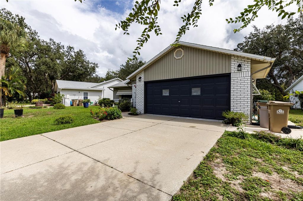 Photo of 803 Dundee Circle, Leesburg, FL 34788 (MLS # G5103224)