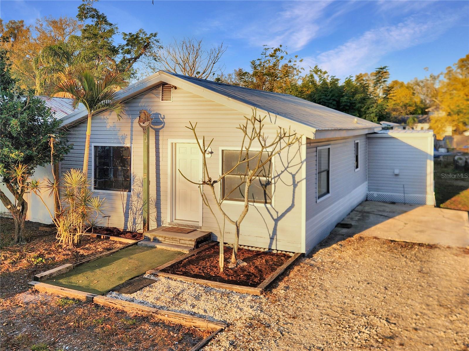 3913 CHESTNUT AVENUE