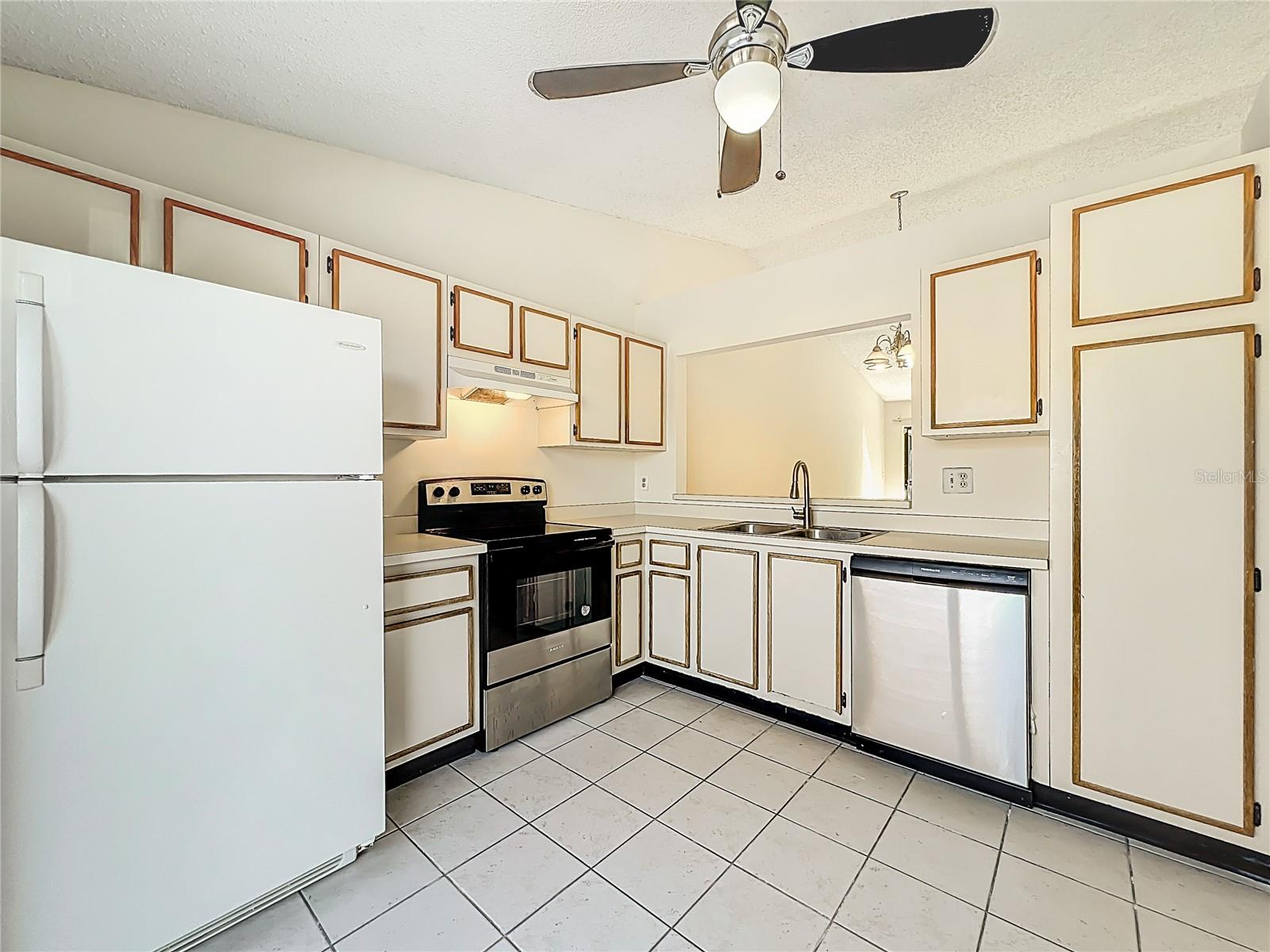 CREEKSIDE VILLAS AT MEADOW WOODS - Residential