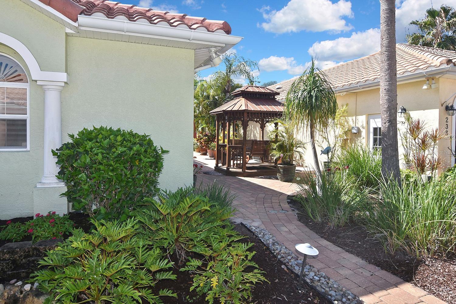 THE COURTYARDS OF VENICE - Residential