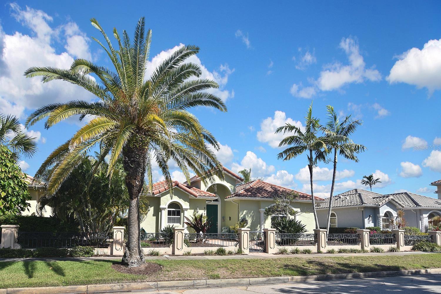 THE COURTYARDS OF VENICE - Residential