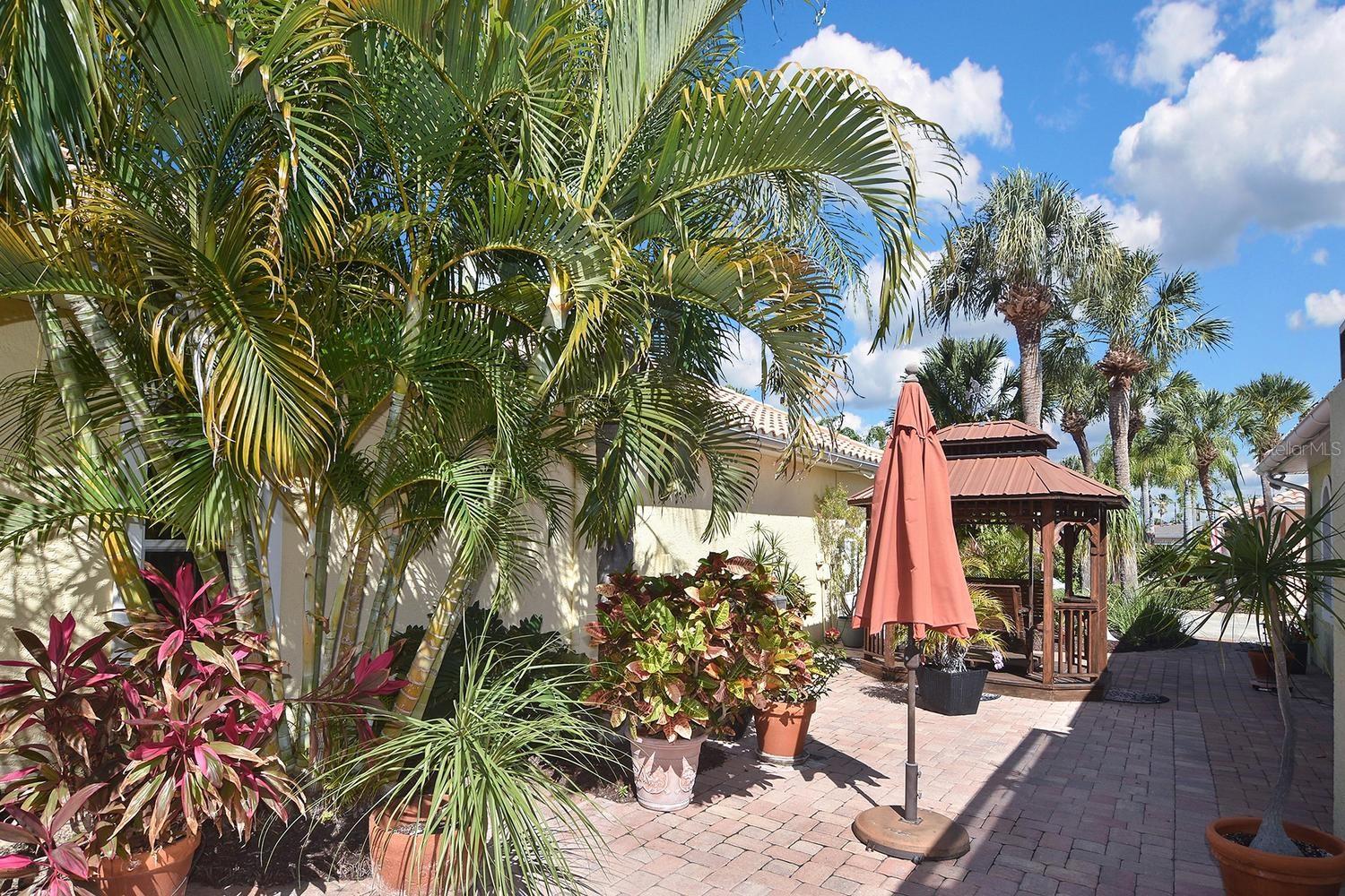 THE COURTYARDS OF VENICE - Residential