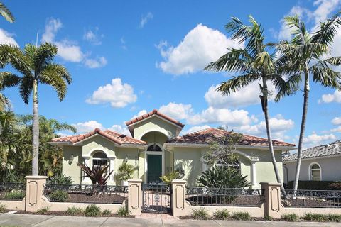 Photo of 232 Pensacola Road, Venice, FL 34285 (MLS # N6143934)
