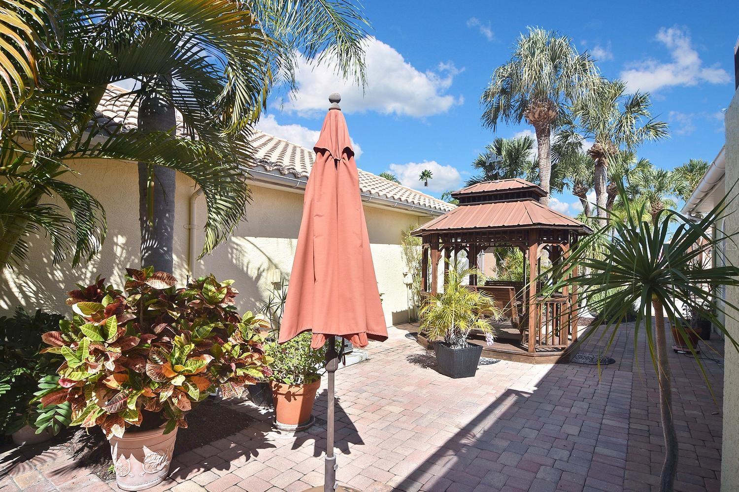 THE COURTYARDS OF VENICE - Residential