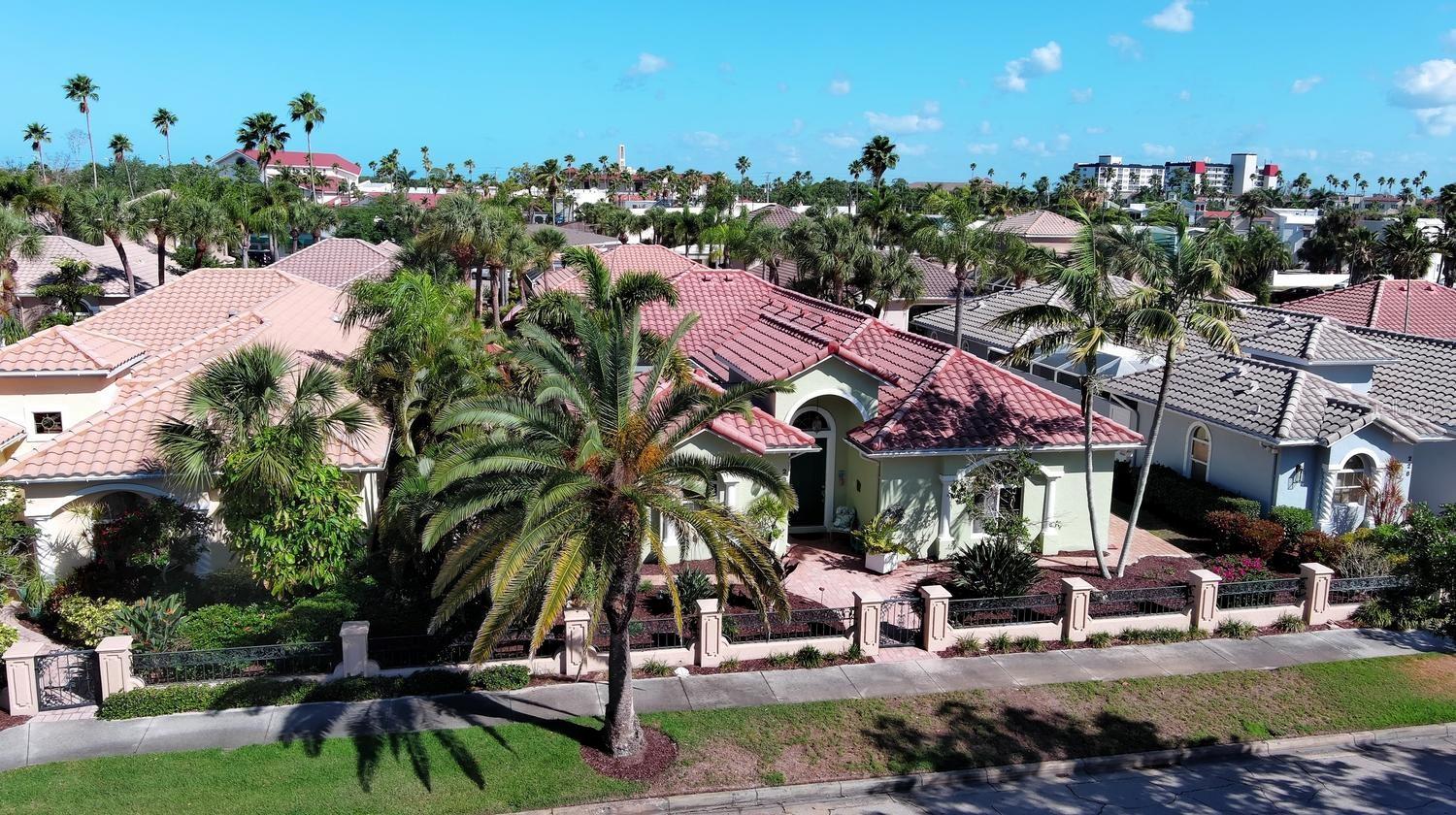 THE COURTYARDS OF VENICE - Residential
