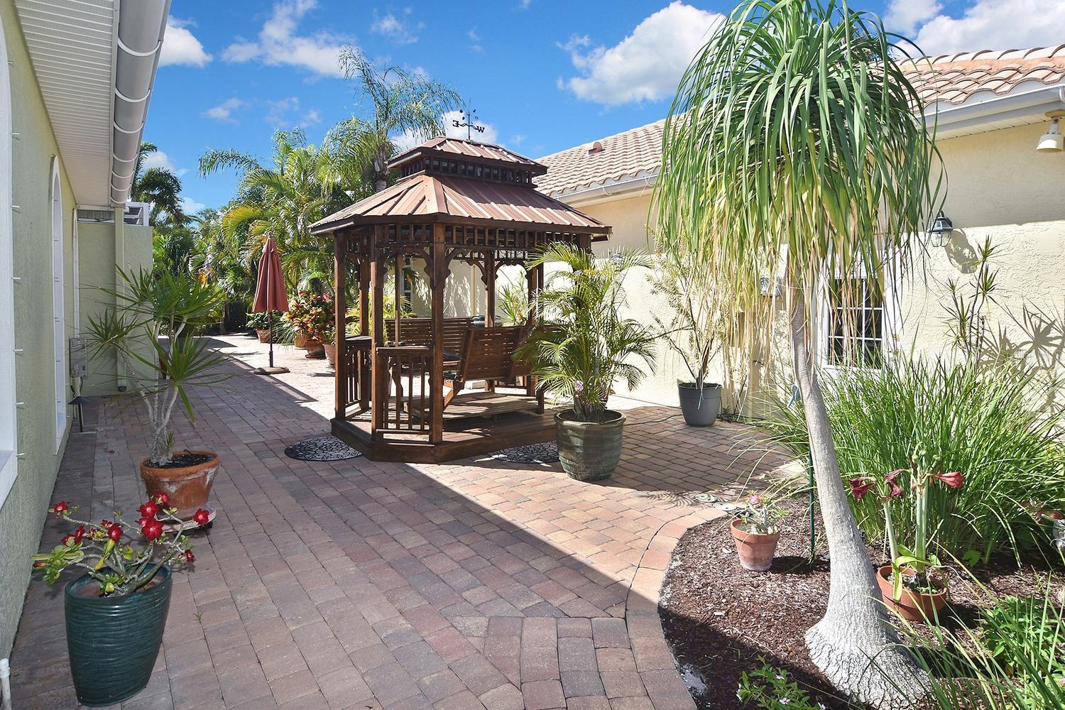THE COURTYARDS OF VENICE - Residential