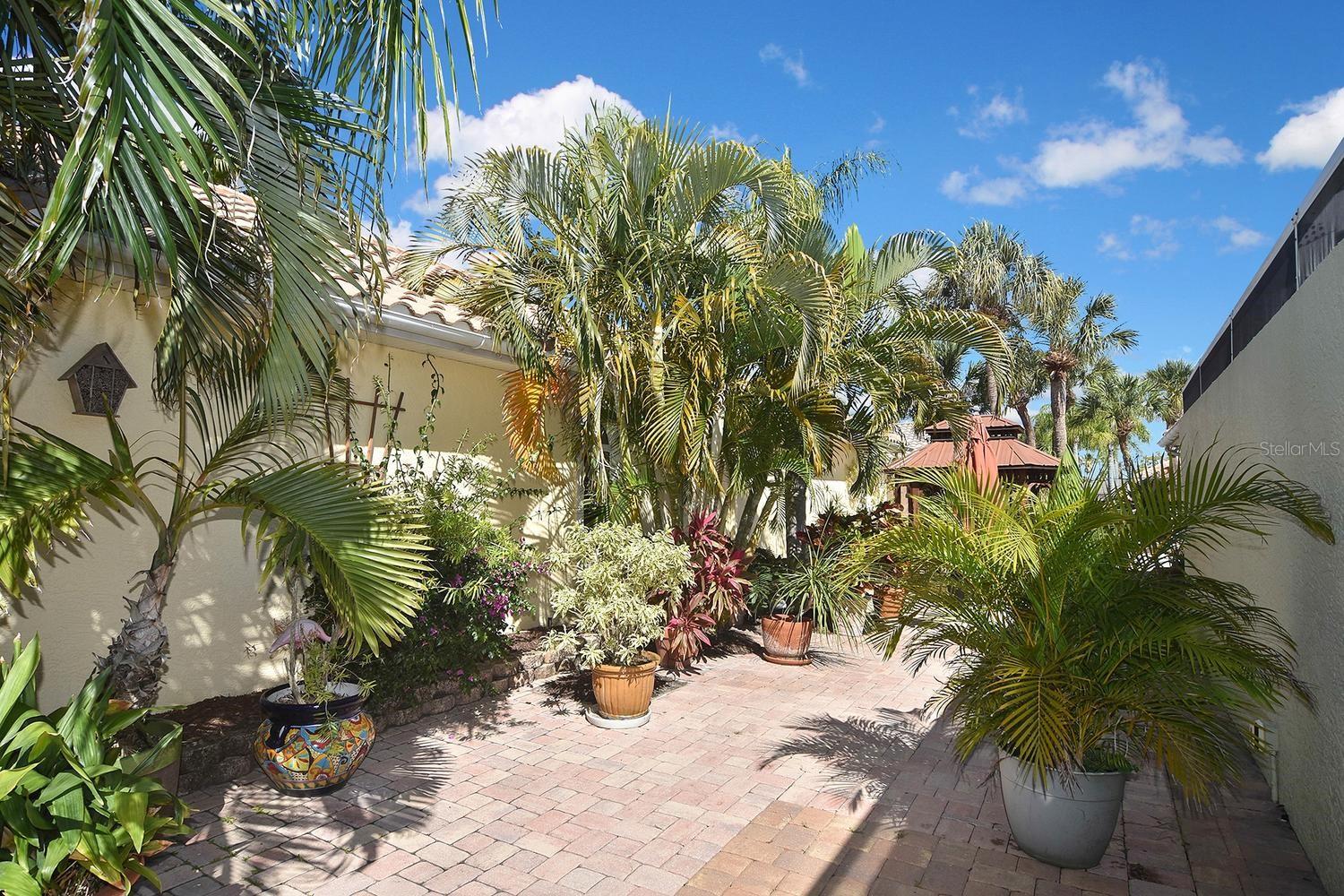 THE COURTYARDS OF VENICE - Residential