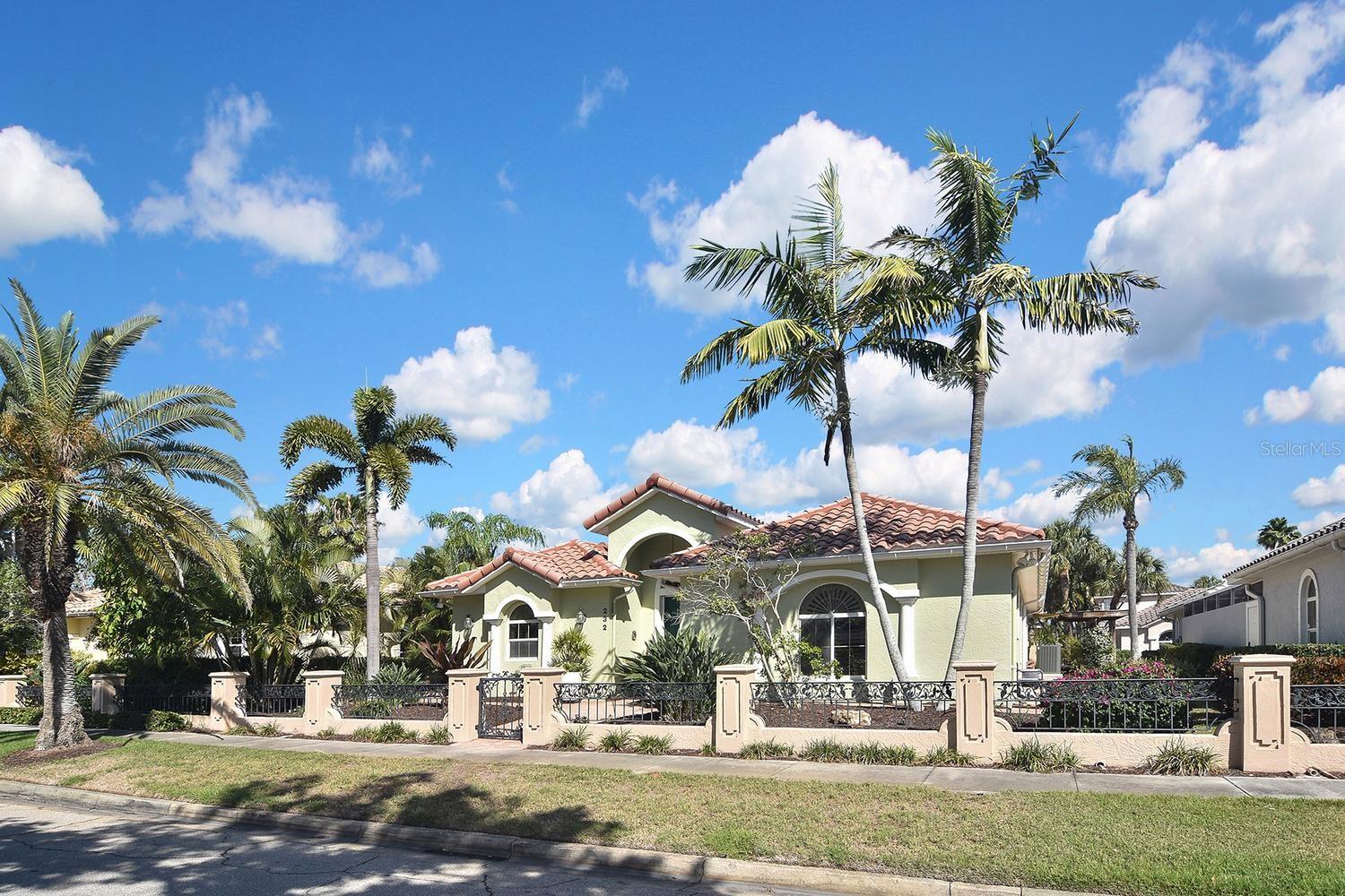 THE COURTYARDS OF VENICE - Residential
