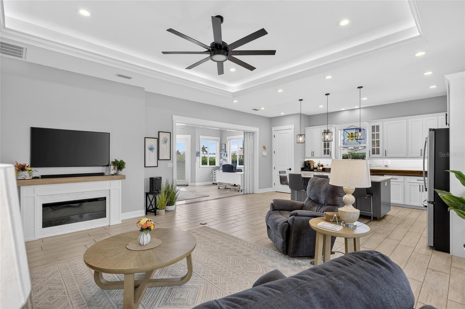 BAY LAKE RESIDENCE - Residential