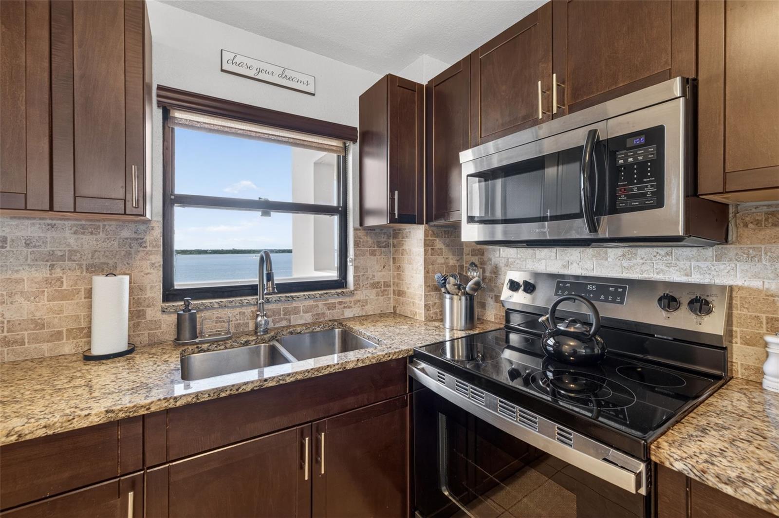 HARBOUR LIGHT TOWERS CONDO - Residential